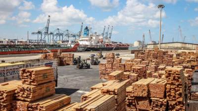 ميناء دمياط يستقبل 1357 طن خشب ويُصدر 4495 طن أسمنت