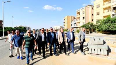  وزير الإسكان يتفقد محاور وطرق مدينة الشروق