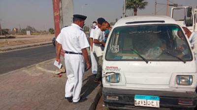 جهاز العاشر من رمضان يزيل إشغالات الطرق.. ويضبط 5 سيارات قهوة وتروسيكلين 