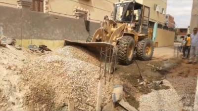 جهاز العاشر من رمضان يزيل مخالفات البناء بالحي العاشر