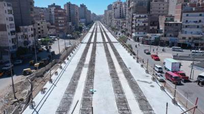 النقل: تقدم أعمال تركيب الكمرات بالمرحلة الأولى من مترو الإسكندرية