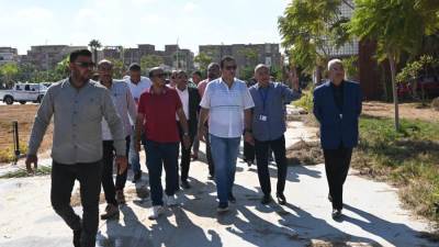 رئيس جهاز «العاشر» يتفقد أعمال النظافة والطرق.. ويوجه باستكمال رفع كفاءة الأحياء