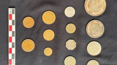  تعود للعصر الملكي.. "مصر" تكتشف كبسولة رصاصية نادرة تحتوي على عملات تاريخية 