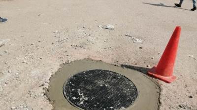 جهاز العاشر من رمضان يواصل أعمال الصيانة الوقائية لشبكات الصرف الصحي 