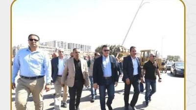 وزير الإسكان يتفقد الطرق والمحاور والميادين بمدينة العاشر من رمضان 