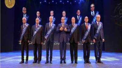 الرئيس السيسي يلتقط صورة تذكارية مع عدد من أبطال حرب أكتوبر