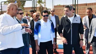 وزير الرياضة ومحافظ السويس يفتتحان قاعة تخاطب وملعب أكريليك بمركز شباب الجناين