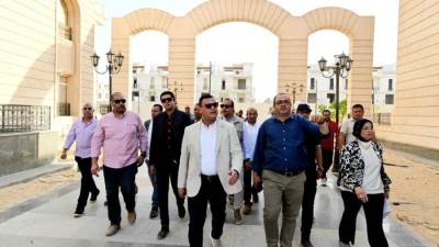 وزير الإسكان يتفقد سير العمل بحى جاردن سيتي الجديدة بالعاصمة الإدارية