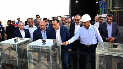 رئيس الوزراء يتفقد مراحل الإنتاج بمصنع الشركة المصرية لبلوكات الأنود الكربونية بالسخنة
