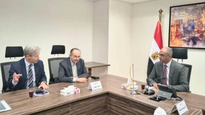 نائب وزير الإسكان يبحث فرص الاستثمار في محطات تحلية مياه البحر 