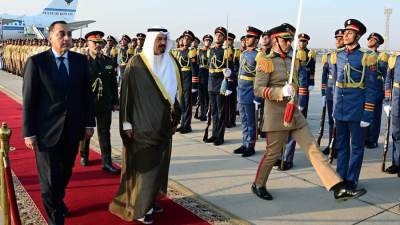 رئيس الوزراء يستقبل نظيره الكويتي بمطار القاهرة الدولي