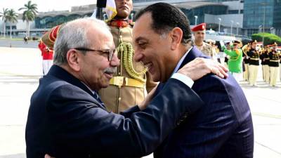 رئيس الوزراء يستقبل نظيره اللبناني بمطار القاهرة الدولي