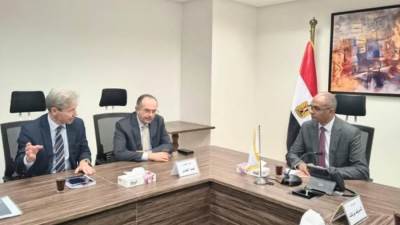 نائب وزير الإسكان يناقش مع "المقاولون العرب" خطة تحلية مياه البحر