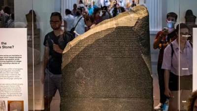 «أعيدوا حجر رشيد لمصر».. حملة عالمية تنفجر بافتتاح المتحف الكبير