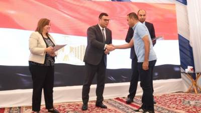 الشربيني يُسلم عددًا من عقود شقق سكن لكل المصريين بحدائق أكتوبر 