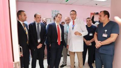 مستشفى الشيخ زايد التخصصي تستقبل وزير الدولة البريطاني وممثلي منظمة الصحة العالمية