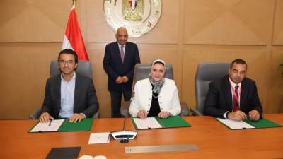 توقيع اتفاقيات لإقامة مشروعين للطاقة الشمسية ومحطتين لتخزين الكهرباء بقدرة 1200 ميجاوات