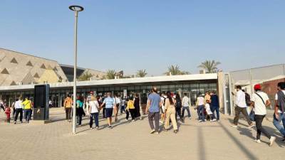 آلاف الزوار يتوافدون على المتحف المصري الكبير في أول أيام افتتاحه