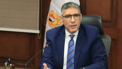 محافظ الجيزة يتابع أعمال رصف وتطوير شارع الإخلاص بحي الطالبية