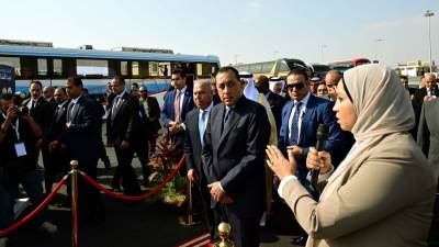 "مدبولي" يتفقد أول أتوبيس برمائي يتم تصنيعه في مصر لخدمة السياحة