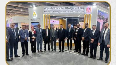 وزير الإسكان يتفقد جناح الوزارة بالمؤتمر الدولي للنقل الذكي واللوجستيات والصناعة 