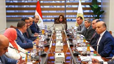 وزيرة التنمية المحلية تبحث تعزيز الموارد الذاتية للمحافظات