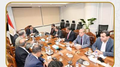 وزير الإسكان يتابع مع "المقاولون العرب" مستجدات مشروعات «حياة كريمة»