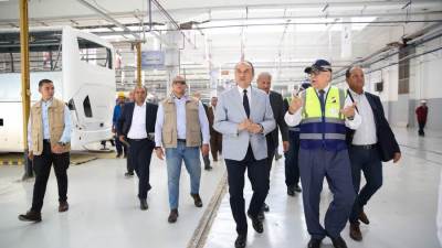 وزير قطاع الأعمال يتفقد مصانع «النصر للسيارات» بحلوان