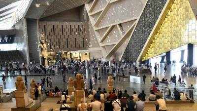 رئيس المتحف المصري الكبير يوضح حقيقة قصر الزيارة على الأجانب