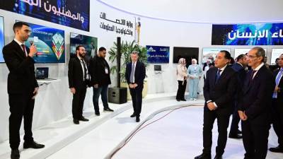 رئيس الوزراء يناقش عددا من خريجي مبادرات وزارة الاتصالات حول مشروعاتهم