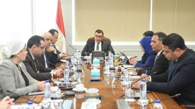 "الشربيني" يتابع الاشتراطات والضوابط والمعايير الخاصة بالإعلانات على الطرق العامة