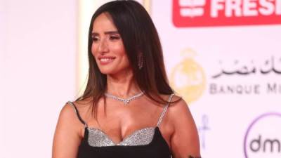 زينة تخطف الأنظار بإطلالتها في مهرجان القاهرة السينمائي