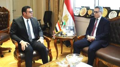 وزير الإسكان: الشركات المصرية مستعدة لمشاركة خبراتها مع الجزائر في التنمية العمرانية