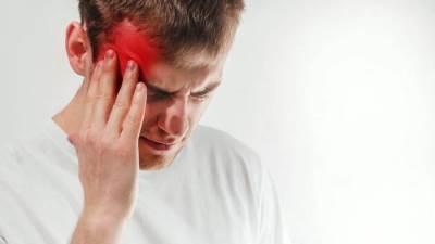 أعراض وأنواع الصداع والعوامل التي تزيد حدّته