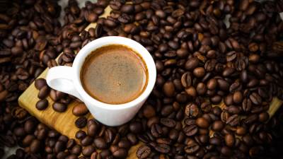 تراجع حاد في أسعار البن عالميًا بعد إلغاء الرسوم الجمركية الأميركية