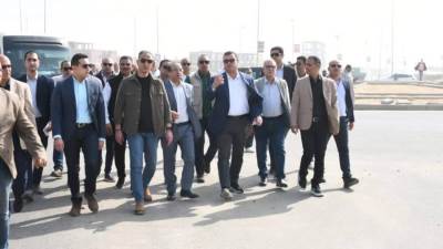 وزير الإسكان يتفقد الطريق الرابط بين مدينة الفيوم الجديدة والمحافظة