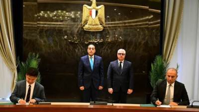 مصر توقّع عقد إنشاء "مجمع للصناعات الكيميائية الفوسفاتية" بتكلفة مليار دولار