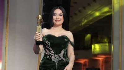 عبير صبري تخطف الأنظار بفستانها القطيفة في ملتقي التميز والابداع العربي