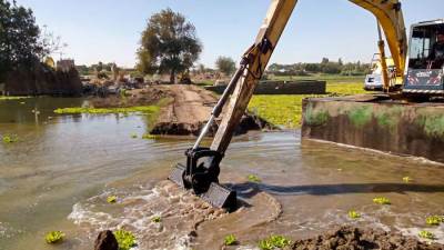 الري: إزالة طريق مخالف بالمجرى المائي لنهر النيل في فرع رشيد بالمنوفية