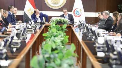 الحكومة تتخذ خطوات جادة لضمان استدامة توافر الأدوية والمستلزمات الطبية