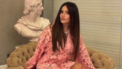 سعره مفاجأة.. زينة بفستان قصير من الدانتيل مزين بالورود في أحدث ظهور