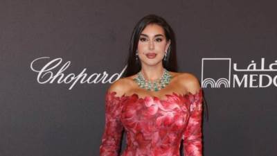 ياسمين صبري تخطف الأنظار بفستان أحمر في افتتاح مهرجان البحر الأحمر السينمائي