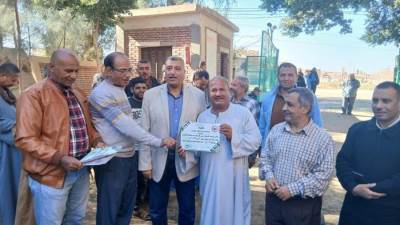 “الزراعة” توزع 434 فراطة ذرة لصغار المزارعين 