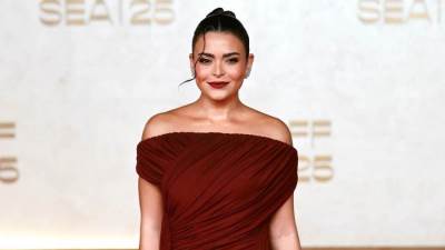 أسماء جلال تخف الأنظار بإطلالة راقية في مهرجان البحر الأحمر السينمائي