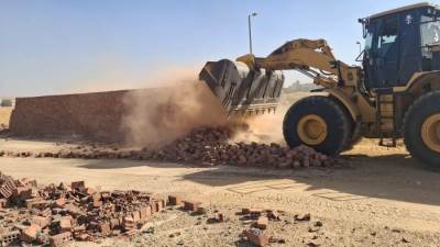 جهاز مدينة بدر يشن حملة لإزالة الغرف المخالفة خلف منطقة النوادي