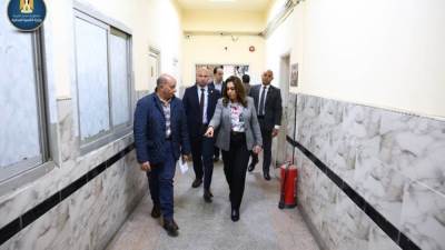 وزيرة التنمية المحلية تُقيل رئيس حي النزهة بعد جولة مفاجئة 