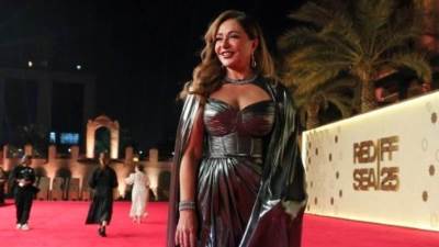 سعره مفاجأة.. ليلى علوي بفستان فضي ميتاليك في مهرجان البحر الأحمر السينمائي