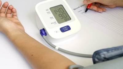 طبيب يُحذر.. أخطاء شائعة في علاج ارتفاع ضغط الدم