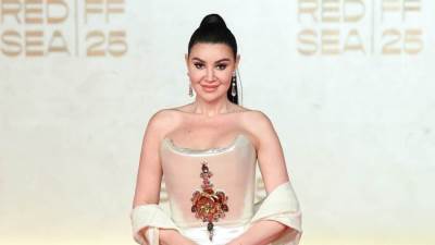 بـ211 ألف جنيه.. أروى جودة بفستان أبيض في مهرجان البحر الأحمر