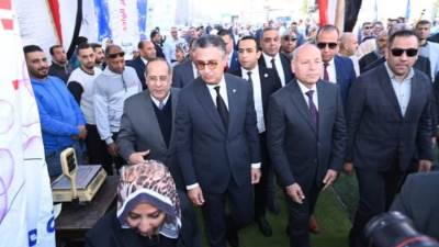 وزير التموين ومحافظ القاهرة يفتتحان سوق "اليوم الواحد" بالمرج